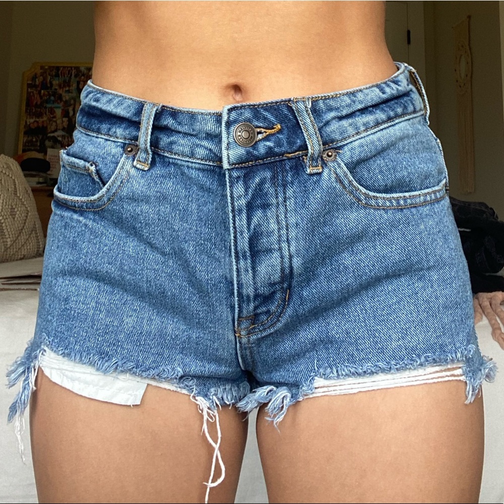 BRANDY MELVILLE: Mid Wash Ripped Denim Shorts